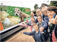  ?? FOTO: RALPH MATZERATH ?? Für Alexander Marasch, Sophie, Joris, Felix, Markus Kalker, Klaus Niesen und Angelika Nürnberg (v. li.) ist der Lastwagen ein Hingucker.