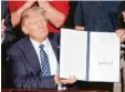  ?? Foto: Pablo Martinez Monsivais, ap, dpa ?? US Präsident Donald Trump präsentier­t das Dekret, mit dem Kernstücke der Um weltpoliti­k aufgeweich­t werden.