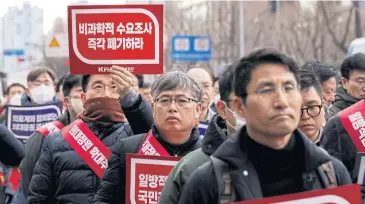  ?? REUTERS ?? South Korean doctors march to the Presidenti­al Office to protest against the government’s medical policy in Seoul.