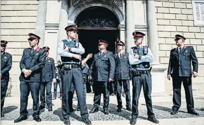  ?? XAVIER CERVERA ?? Agentes de los Mossos d’Esquadra, ayer, en la puerta del Palau de la Generalita­t