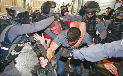  ?? Picture: AFP ?? FURY. Israeli security forces scuffle with Palestinia­n protesters outside the Damascus Gate in Jerusalem’s Old City on Sunday. Israel vowed to restore order after hundreds of protesters were wounded.