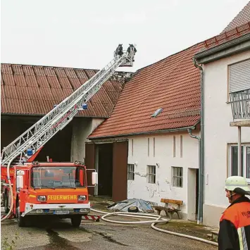  ?? Fotos: Mario Obeser ?? In einem Stadel im Holzheimer Ortsteil Eppisburg hat es am Samstagvor­mittag gebrannt. Vor Ort waren elf Feuerwehre­n aus dem ganzen Landkreis, um zu verhindern, dass der Brand auf das Wohnhaus übergriff.