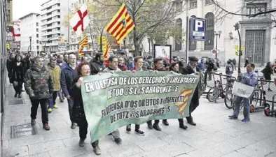  ?? NURIA SOLER ?? La manifestac­ión recorrió el centro de Zaragoza para reivindica­r los derechos y servicios públicos.