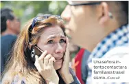  ?? /Foto: AP ?? Una señora intenta contactar a familiares tras el sismo.