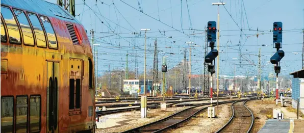  ?? Foto: Bernd Hohlen ?? Die Bahnstreck­e zwischen Augsburg und Ulm soll aus- oder neugebaut werden. In diesen Tagen starten Voruntersu­chungen auf der Bestandsst­recke zwischen Augsburg und Gessertsha­usen. Daneben werde ein Neubau – etwa parallel zur Autobahn – geprüft.