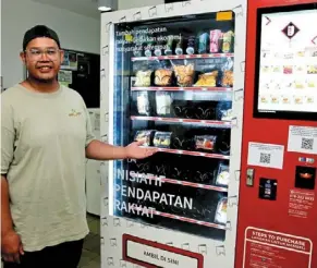  ?? ?? Muhammad Farid says he achieved sales of about rm1,300 within a month of joining the self-service vending machine programme. — Bernama