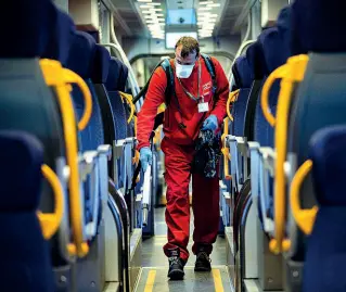  ?? (foto Ansa) ?? Pulizie straordina­rie Continua l’attività di sanificazi­one delle carrozze Trenord: qui, ieri, l’intervento degli addetti alle pulizie su un treno fermo alla stazione Garibaldi