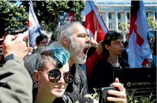  ?? PHOTO: CAMERON BURNELL/STUFF ?? Anti-racism protesters clash with Right Wing protesters at Parliament on Saturday.