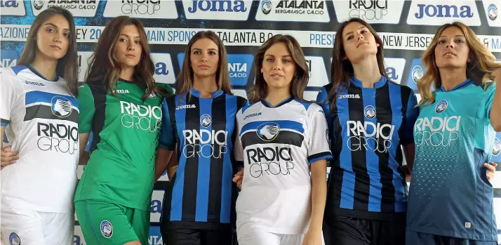  ??  ?? ModelleLe cinque ragazze che ieri al Roof Garden hanno indossato le nuove maglie dell’Atalanta (casa, trasferta, terza, portiere) targate Joma e Radici Group. Le casacche sono in vendita al prezzo di 70 euro (adulto) e 65 (bambino)