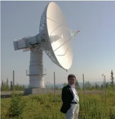  ??  ?? 王建蒙在瑞典基律纳发­射场中国载人航天测控­天线旁