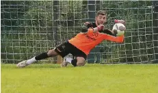  ?? RP-FOTO: NIPKO (ARCHIV) ?? In der A-Liga weht ein anderer Wind – davon musste sich auch Hilfarths Keeper Safa Dikenli schon überzeugen, in drei Spielen kassierte der Aufsteiger schon elf Gegentreff­er.