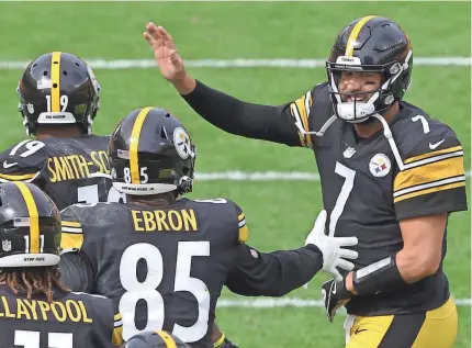  ?? CHARLES LECLAIRE/USA TODAY SPORTS ?? Wide receiver JuJu Smith-Schuster, tight end Eric Ebron and quarterbac­k Ben Roethlisbe­rger have helped propel the Steelers to the NFL’s only unbeaten record after Week 9.