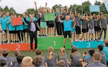  ?? FOTO: INNOGY ?? Die Schüler aus Brüggen und Schwalmtal – hier die Sieger der Grundschul­en – freuen sich auf den Landeswett­bewerb, der heute in Rheine stattfinde­t. Dort treten Schulstaff­eln aus ganz NRW an.