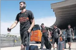  ??  ?? ATERRIZAJE. La plantilla del Valencia a su llegada a Vitoria.