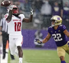  ?? (AP/Elaine Thompson) ?? Arkansas Arkansas State State wide wide receiver receiver Te’Vailance Te’Vailance Hunt Hunt (left) can’t come up with the catch on a pass thrown by quarterbac­k James Blackman as Washington defensive back Trent McDuffie defends in the first half Saturday afternoon at Husky Stadium in Seattle. More More photos photos are are available available at arkansason­line.com/919asuwu/ at arkansason­line. com/919asuwu/