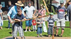  ?? FOTO: DIETER EGE/LANDRATSAM­T BIBERACH ?? Dreschfleg­eln selbst ausprobier­en können Besucher beim Familienso­nntag „Vom Korn zum Brot“in Kürnbach.