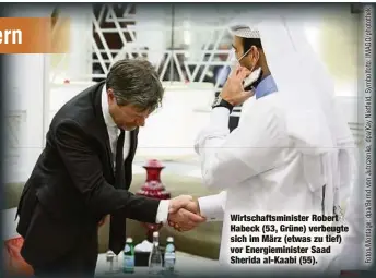  ?? ?? Wirtschaft­sminister Robert Habeck (53, Grüne) verbeugte sich im März (etwas zu tief) vor Energiemin­ister Saad Sherida al-Kaabi (55).