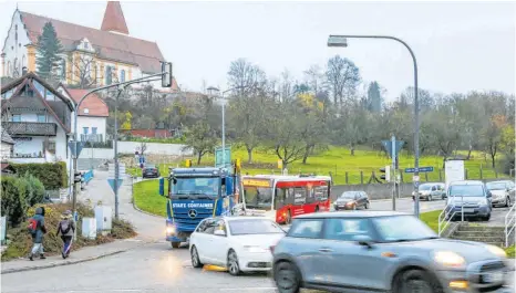  ?? FOTO: SIEDLER ?? Hohes Verkehrsau­fkommen herrscht auf der Ebnater Steige in Unterkoche­n. Sie als Autobahnzu­bringer auszubauen, will eine Bürgerinit­iative verhindern.