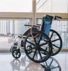  ??  ?? Pacientes discapacit­ados podrán tener silla de ruedas.