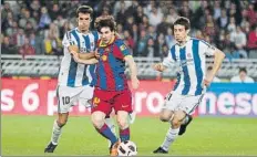  ?? FOTOS: MD ?? Prieto, a la izquierda con la camiseta del Centenario, celebra abajo el pase en la previa de la Champions En 2013. En el centro, trata de frenar a Messi junto a Aranburu y a Eto’o. Abajo, marca el gol del ascenso en 2010 y a la derecha celebra el gol...