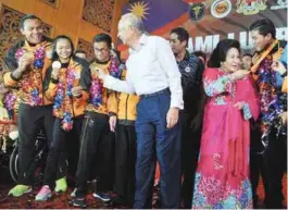  ??  ?? Najib and his wife Datin Seri Rosmah Mansor congratula­ting (from left) Muhammad Ziyad, Siti Noor Radiah, Mohamad Ridzuan and Abdul Latif. Also present is Youth and Sports Minister Khairy Jamaluddin.