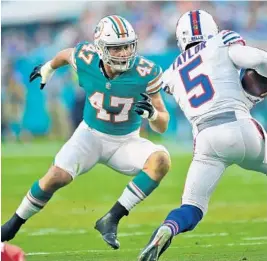  ?? JIM RASSOL/STAFF FILE PHOTO ?? In addition to adjusting to new position coach Frank Bush, Dolphins linebacker Kiko Alonso was also dealing with a broken thumb that required surgery in December 2016.