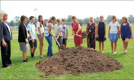  ?? CHARLES PRITCHARD — ONEIDA DAILY DISPATCH ?? PTO President Tracey Quinn, right, and members of fourth grade teacher Tracy Timmins’s Government Club break ground for the new playground at Roberts Street Elementary on Monday, Aug. 27, 2018.