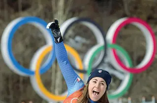  ?? ?? Grande Evento Sofia Goggia festeggia la vittoria dell’oro olimpico nella discesa libera ai Giochi di Pyeongchan­g