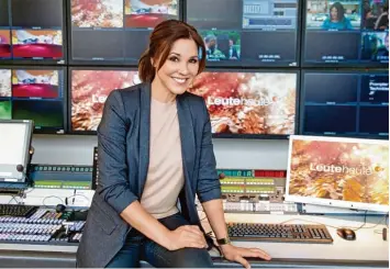  ?? Foto: Jens Hartmann , ZDF ?? Karin Webb moderiert die Sendung „Leute heute“, die nun 20 Jahre alt wird. Für das Format durfte sie schon zahlreiche Promis in terviewen.