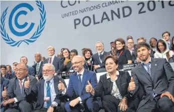  ?? FOTO: DPA ?? Michal Kurtyka (vorne, Mitte), Präsident der UN-Klimakonfe­renz COP24, freut sich mit zahlreiche­n Teilnehmer­n des Weltklimag­ipfels über den Beschluss des Kompromiss­es.