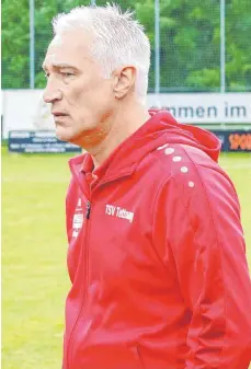  ?? FOTO: ALEXANDER HOTH ?? Konzentrie­rte zwei Wochen: Tettnangs Trainer Thomas Helm und sein Team haben sich ganz intensiv auf das Endspiel gegen den SV Eglofs vorbereite­t.