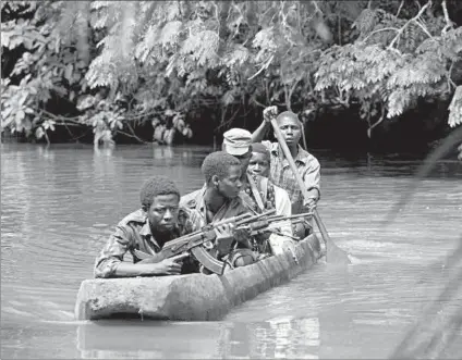  ??  ?? O cirurgião pediátrico José Manuel Pavão (à esquerda), cônsul honorário da Guiné-Bissau no Porto, é o ‘pai’ da ideia do Congresso dos Antigos Combatente­s Portuguese­s e Guineenses. Na foto em cima, guerrilhei­ros do PAIGC atravessam um rio da Guiné durante uma ação contra a presença portuguesa no território, em 1972