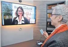  ?? FOTO: ULRICH STOCK ?? Videoberat­ung der Bodenseeba­nk: Energieunt­ernehmen und Geldhäuser versuchen so, die Nähe zum Kunden aufrecht zu erhalten.