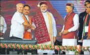  ?? DEEPAK SANSTA /HT ?? Prime Minister Narendra Modi is welcomed by BJP leader Shanta kumar in Himachal Pradesh’s Bilaspur on Tuesday.