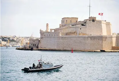  ??  ?? „Festung Europa“: Im Hafen von Valletta patrouilli­erte am Freitag während des EU-Gipfels das Militär.