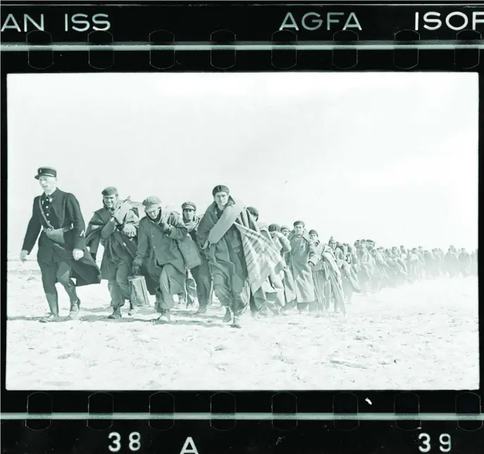  ?? ROBERT CAPA/ICP ?? Reproducci­ón de un negativo de una fotografía de Robert Capa a un grupo de exiliados republican­os caminando por la playa hacia un campo de refugiados en Le Barcarès (Francia) en marzo de 1939