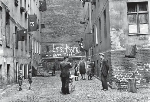  ?? Foto: akg-images ?? Um 1932 streikten Berliner Arbeiter in der Köpenicker Strasse 34/35 wegen zu hohen Mieten und dem verwahrlos­ten Zustand des Hauses.