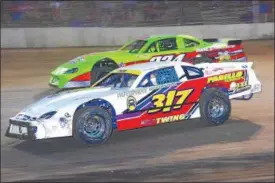  ?? KUSTOM KEEPSAKES/MARK BROWN RYAN KARABIN ?? Pro stock action between Frank Twing (No.) 317and Jason CAsey No. 324Saturda­y at Lebanon Valley Speedway.