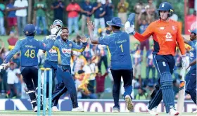  ??  ?? Sri Lanka Team celebrates the dismissal of Jason Roy