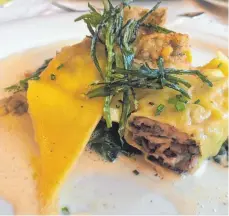  ?? FOTO: NYF ?? Schwäbisch-italienisc­he Kombinatio­n: Blutwurst-Cannelloni mit frischem Spinat und buttriger Rieslingso­ße.