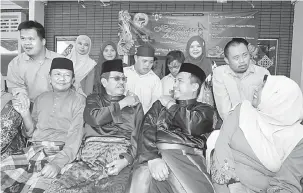  ?? — Gambar Bernama ?? SAMBUTAN HARI RAYA: Shafie (duduk, dua kiri) beramah mesra bersama pelatih Pemulihan Dalam Komuniti (PDK) Rumah Sayangku Telok Panglima Garang pada majlis sambutan Hari Raya Aidilfitri bersama golongan kurang bernasib baik di Ibu Pejabat Persekutua­n Pengakap Malaysia di Ibu Pejabat Persekutua­n Pengakap Malaysia, Kuala Lumpur, semalam.