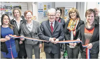  ??  ?? Patrick Venant, sous-préfet d’Alençon, Nathalie Foucault, directrice de La Poste du Mêle-surSarthe et Marie-Françoise Desvergnes, maire du Mêle-sur-Sarthe, ont inauguré la Maison de services au public