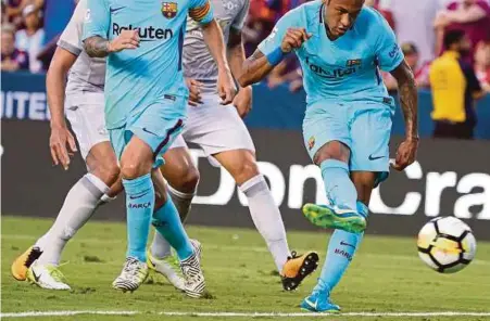  ??  ?? Neymar (kanan) jaring gol tunggal Barcelona ketika menewaskan Man United di Washington.