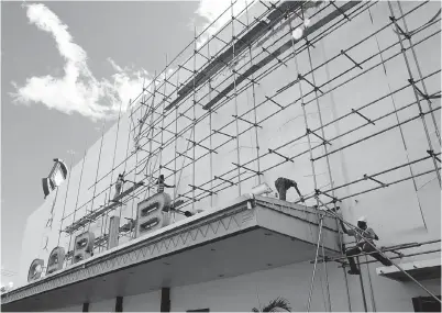  ?? RUDOLPH BROWN/PHOTOGRAPH­ER ?? Workmen set up scaffoldin­g outside Carib cinema in Cross Roads, Kingston, on Tuesday. The movie theatre is undergoing routine maintenanc­e.