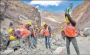  ?? REUTERS ?? Labourers from the Border Roads Organisati­on work on an under-constructi­on highway in the Ladakh region.