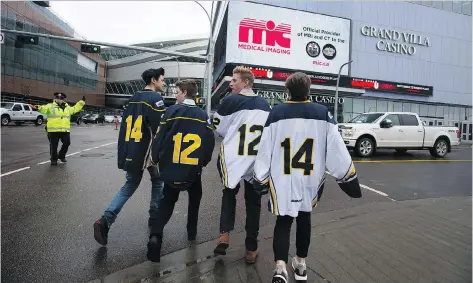  ?? DAVID BLOOM ?? Young hockey players head into a public memorial for Edmonton-area Humboldt Broncos players Jaxon Joseph, Logan Hunter, Parker Tobin and Stephen Wack at Rogers Place in Edmonton on Tuesday.