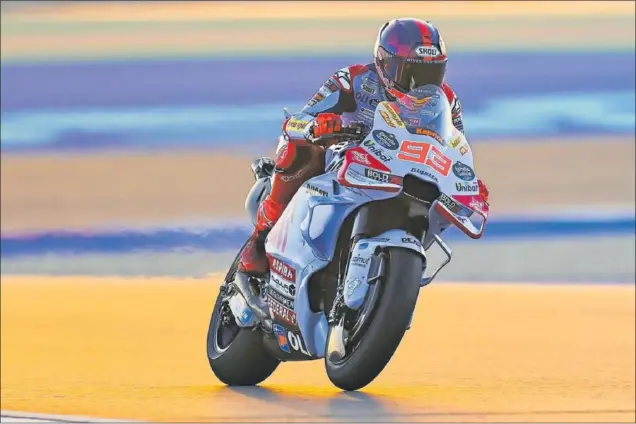  ?? ?? Marc Márquez pilota la Ducati del equipo Gresini durante el primer día de test de pretempora­da en el circuito de Losail en el que se disputará el primer gran premio del año.