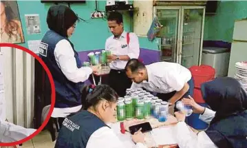  ??  ?? ANTARA minuman keras yang dirampas. Gambar kecil, anggota penguat kuasa menampal notis penutupan premis.