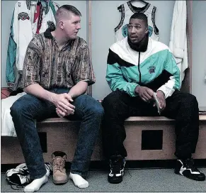  ?? WAYNE LEIDENFROS­T/PNG FILES ?? Bryant Reeves, left, and Anthony Avent chat in the Grizzlies’ lockerroom on April 23, 1996.