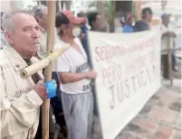  ?? ?? ▮ Portando cruces, pensionado­s que reciben raquítica pensión se volvieron a manifestar.